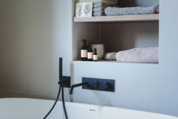 Spray pour le linge de maison, les textiles d'intérieur. Désodorisant textile naturel, français et design.