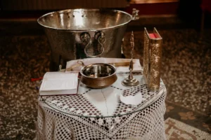 a table with a bowl and candles